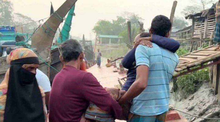 বঙ্গোপসাগরে মাছ ধরাকে কেন্দ্র  জেলেদের তুমুল সংঘর্ষে আহত ৪, নিখোঁজ ২